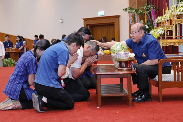 ศูนย์กีฬามหาวิทยาลัยแม่ฟ้าหลวง และวนาศรม มอบน้ำขมิ้น/ส้มป่อยนายกสภามหาวิทยาลัยแม่ฟ้าหลวง