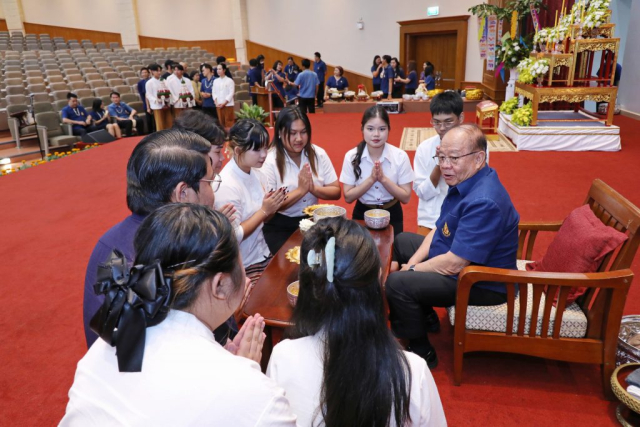 ตัวแทนนักศึกษามหาวิทยาลัยแม่ฟ้าหลวง มอบน้ำขมิ้น/ส้มป่อยนายกสภามหาวิทยาลัยแม่ฟ้าหลวง