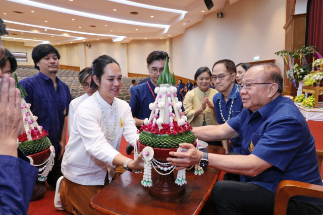 สมาคมนักศึกษาเก่ามหาวิทยาลัยแม่ฟ้าหลวง มอบน้ำขมิ้น/ส้มป่อยนายกสภามหาวิทยาลัยแม่ฟ้าหลวง