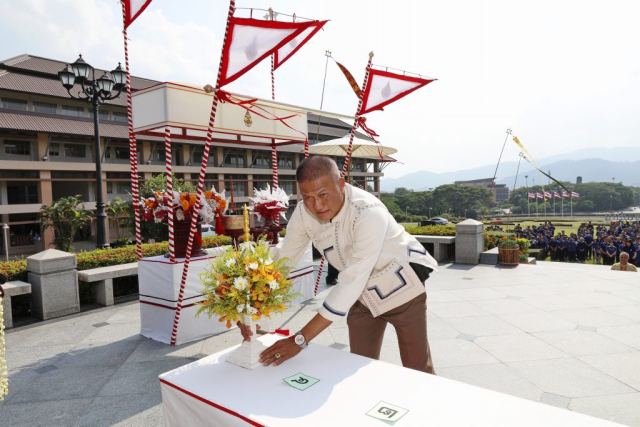 พันตำรวจโท วีรวุฒิ พุ่มไพจิตร สารวัตรป้องกันปราบปรามสถานีตำรวจภูธรบ้านดู่ ถวายเครื่องสักการะพระราชานุเสาวรีย์สมเด็จพระศรีนครินทราบรมราชชนนี