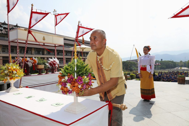 พันเอก ภาณุมาส จีนานุรักษ์ รองผู้บัญชาการมณฑลทหารบกที่ 37 ถวายเครื่องสักการะพระราชานุเสาวรีย์สมเด็จพระศรีนครินทราบรมราชชนนี