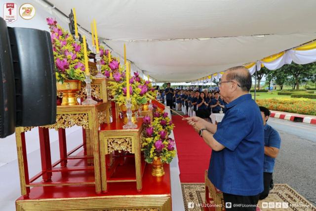ศาสตราจารย์พิเศษ ดร.วันชัย ศิริชนะ นายกสภามหาวิทยาลัยแม่ฟ้าหลวง ประธานในพิธี จุดธูปเทียนบูชาพระรัตนตรัย