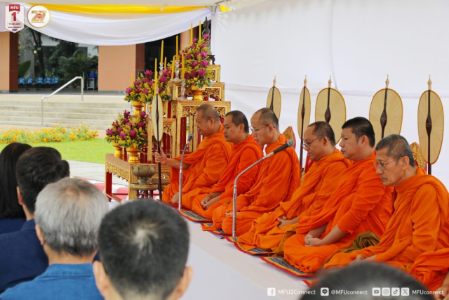 พระราชวชิรคณี (ประเสริฐ ปญฺญาวชิโร, ดร.) เจ้าคณะจังหวัดเชียงราย เจ้าอาวาสวัดพระธาตุผาเงา ประธานสงฆ์ให้ศีล