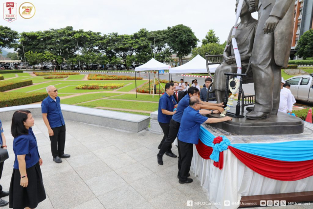 ศาสตราจารย์พิเศษ ดร.วันชัย ศิริชนะ นายกสภามหาวิทยาลัยแม่ฟ้าหลวง ประธานในพิธี อัญเชิญพระรูปขึ้นประดิษฐานบนแท่นฐาน