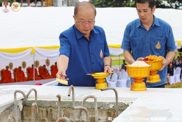 ศาสตราจารย์พิเศษ ดร.วันชัย ศิริชนะ นายกสภามหาวิทยาลัยแม่ฟ้าหลวง วางแผ่นทอง นาค เงิน และโปรยข้าวตอกดอกไม้บนแท่นฐาน