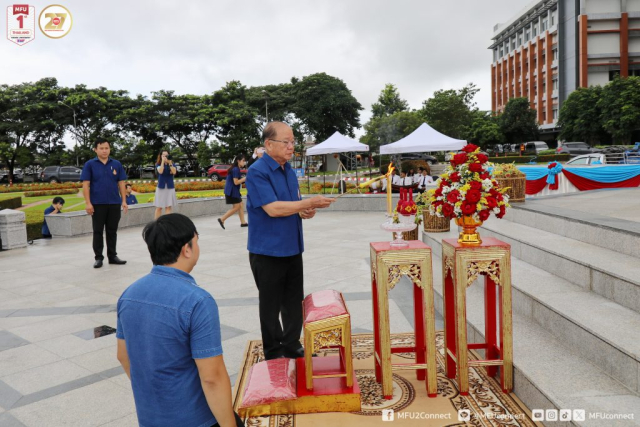 ศาสตราจารย์พิเศษ ดร.วันชัย ศิริชนะ นายกสภามหาวิทยาลัยแม่ฟ้าหลวง ถวายเครื่องสักการะ และจุดธูปเทียนเครื่องทองน้อย
