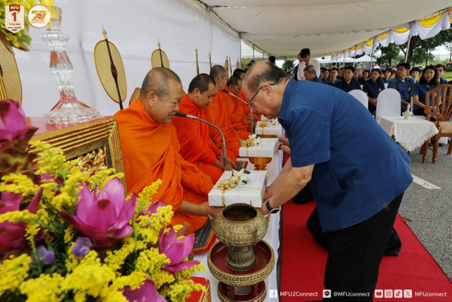 แขกผู้มีเกีรยติถวายไทยธรรมแด่พระสงฆ์