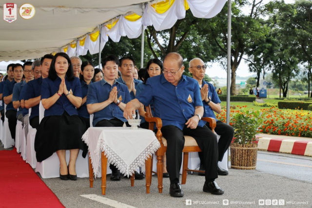 ศาสตราจารย์พิเศษ ดร.วันชัย ศิริชนะ นายกสภามหาวิทยาลัยแม่ฟ้าหลวง ประธานในพิธีกรวดน้ำ