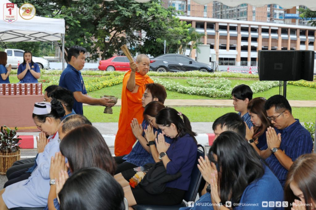 พระเถระประพรมน้ำพระพุทธมนต์