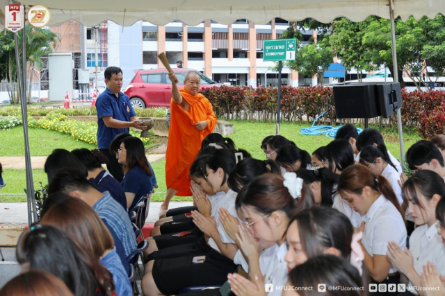 พระเถระประพรมน้ำพระพุทธมนต์