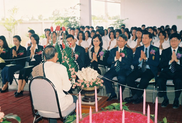 พิธีเปิดการศึกษาเป็นปฐมฤกษ์ และพิธีไหว้ครูและมอบตัวเป็นศิษย์ พ.ศ. 2542