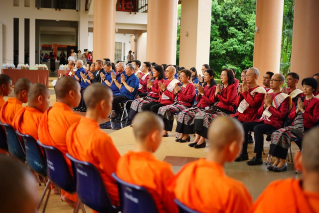 พิธีกรนำอาราธนาศีล