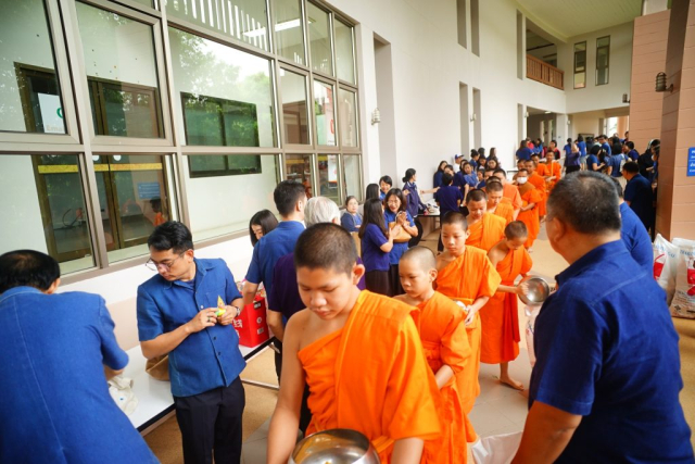 พระสงฆ์ จำนวน 160 รูป ออกบิณฑบาต