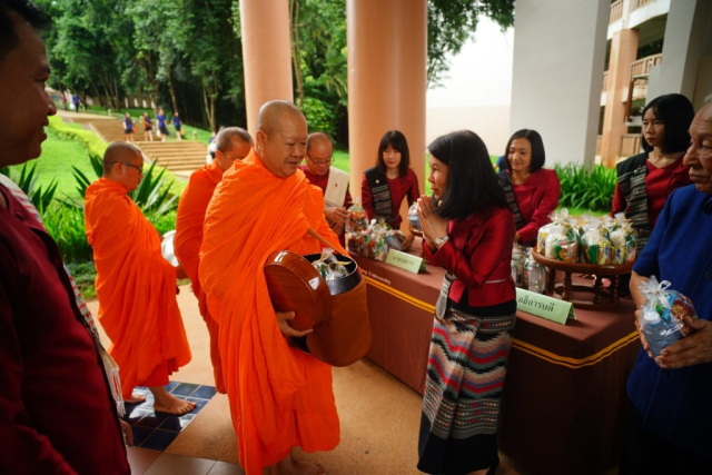 ผศ.ดร.มัชฌิมา นราดิศร อธิการบดีมหาวิทยาลัยแม่ฟ้าหลวงใส่บาตรพระสงฆ์