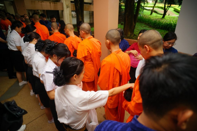 บรรยากาศพิธีทำบุญตักบาตร