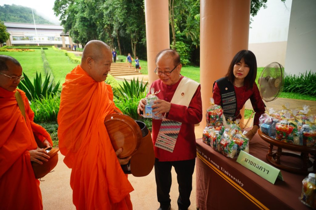 ศาสตราจารย์พิเศษ ดร.วันชัย ศิริชนะ นายกสภามหาวิทยาลัยแม่ฟ้าหลวงใส่บาตรพระสงฆ์