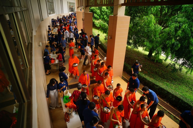 บรรยากาศพิธีทำบุญตักบาตร