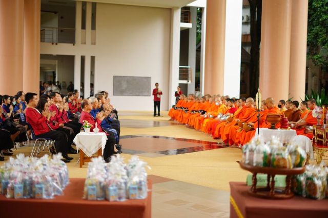ประธานสงฆ์ให้ศีล