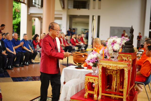 ศาสตราจารย์พิเศษ ดร.วันชัย ศิริชนะ นายกสภามหาวิทยาลัยแม่ฟ้าหลวง จุดธูปเทียนบูชาพระรัตนตรัย