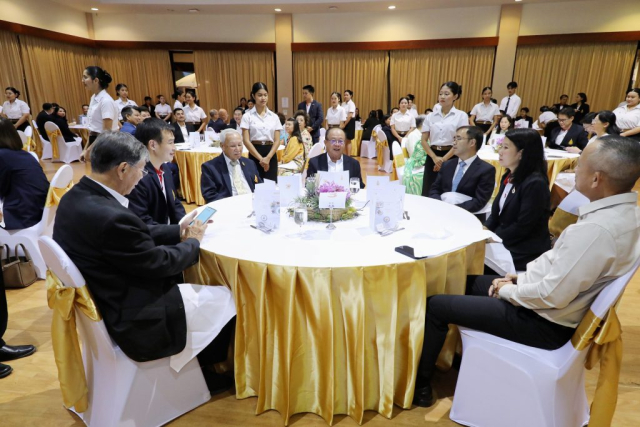 ผู้เข้าร่วมงานพร้อมกัน ณ ห้องประชุมวนาสวรรค์ วนาศรม