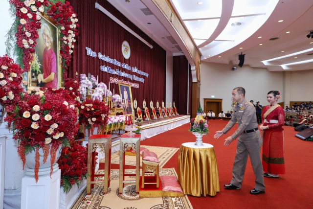พันตำรวจโท รัฐพัฒน์ ยานะนวล รองผู้กำกับการสืบสวน สถานีตำรวจภูธรบ้านดู่ ถวายสักการะหน้าพระฉายาลักษณ์สมเด็จพระศรีนครินทราบรมราชชนนี ณ หอประชุมสมเด็จย่า