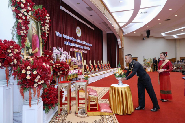 พันเอกไพศาล อุปพรรณ์ รองเสนาธิการมณฑลทหารบกที่ 37 ถวายสักการะหน้าพระฉายาลักษณ์สมเด็จพระศรีนครินทราบรมราชชนนี ณ หอประชุมสมเด็จย่า