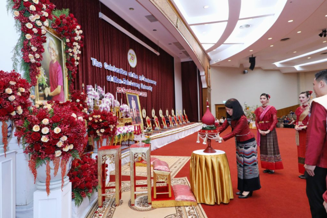 ผศ.ดร.มัชฌิมา นราดิศร อธิการบดีมหาวิทยาลัยแม่ฟ้าหลวง ถวายสักการะหน้าพระฉายาลักษณ์สมเด็จพระศรีนครินทราบรมราชชนนี ณ หอประชุมสมเด็จย่า