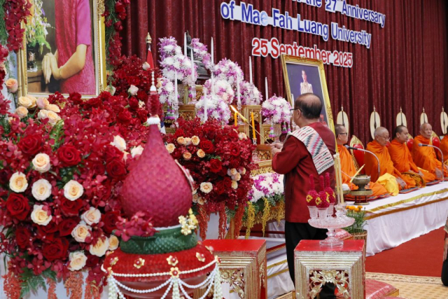 ศาสตราจารย์พิเศษ ดร.วันชัย ศิริชนะ นายกสภามหาวิทยาลัยแม่ฟ้าหลวง ประธานในพิธีจุดธูปเทียนบูชาพระรัตนตรัย