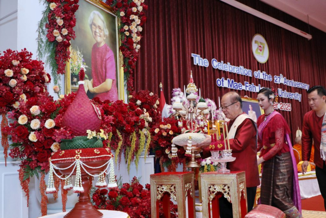 ศาสตราจารย์พิเศษ ดร.วันชัย ศิริชนะ นายกสภามหาวิทยาลัยแม่ฟ้าหลวง ถวายเครื่องสักการะ จุดธูปเทียนเครื่องทองน้อยหน้าพระฉายาลักษณ์สมเด็จพระศรีนครินทราบรมราชชนนี