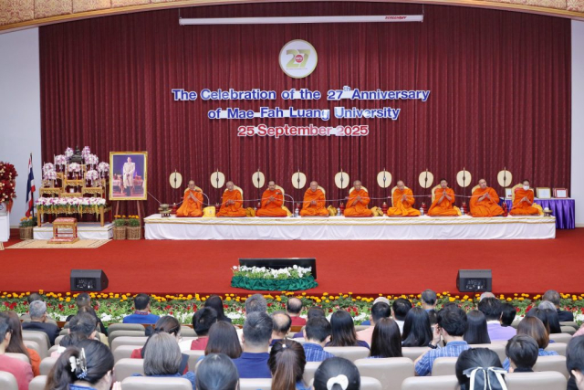 พระสงฆ์สมณศักดิ์ 9 รูป เจริญพระพุทธมนต์