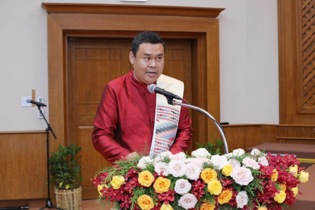 รศ.ดร.ณัฐกาญจน์ รุ่งเรือง ผู้ช่วยอธิการบดีมหาวิทยาลัยแม่ฟ้าหลวง ประธานกรรมการจัดพิธีถวายผ้าป่าฯ กล่าวรายงานพิธีถวายผ้าป่าเพื่อการศึกษา ประจำปี 2568