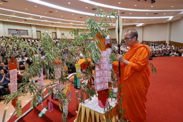 พระสงฆ์พิจารณาผ้าป่า