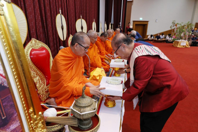 แขกผู้มีเกียรติถวายไทยธรรมแด่พระสงฆ์
