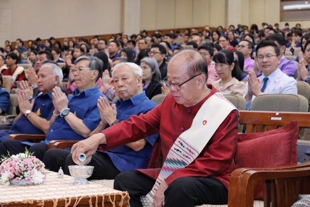 ศาสตราจารย์พิเศษ ดร.วันชัย ศิริชนะ ประธานในพิธี กรวดน้ำ