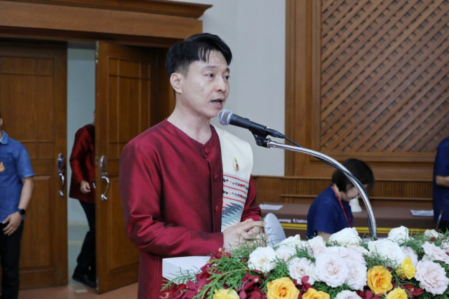 ผศ. ดร.ภาณุพงษ์ ใจวุฒิ รองอธิการบดีมหาวิทยาลัยแม่ฟ้าหลวงกล่าวรายงานพิธีมอบประกาศเกียรติคุณ ประจำปี 2568