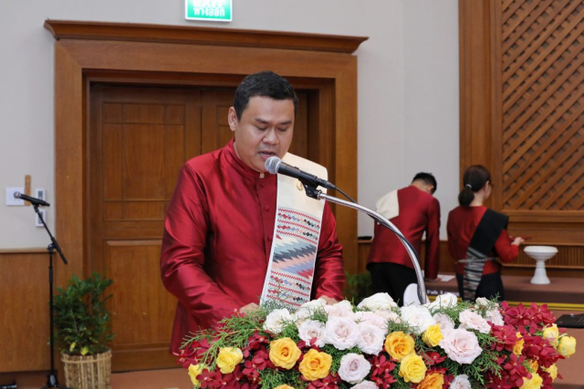 รศ.ดร.ณัฐกาญจน์ รุ่งเรือง ผู้ช่วยอธิการบดีมหาวิทยาลัยแม่ฟ้าหลวง ประธานคณะกรรมการพิจารณาทุนการศึกษากล่าวรายงาน