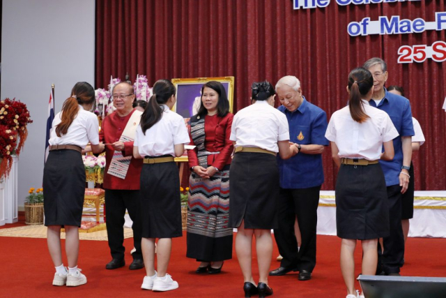 นายกสภามหาวิทยาลัยแม่ฟ้าหลวง กรรมการสภามหาวิทยาลัย อธิการบดี และผู้มีเกียรติมอบทุนการศึกษา