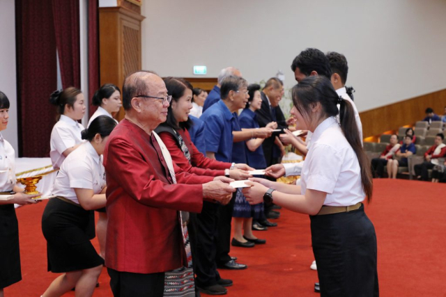 นายกสภามหาวิทยาลัยแม่ฟ้าหลวง กรรมการสภามหาวิทยาลัย อธิการบดี และผู้มีเกียรติมอบทุนการศึกษา