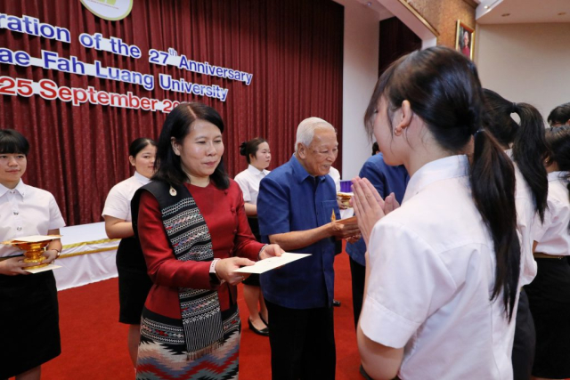 นายกสภามหาวิทยาลัยแม่ฟ้าหลวง กรรมการสภามหาวิทยาลัย อธิการบดี และผู้มีเกียรติมอบทุนการศึกษา