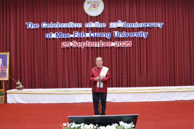 ศาสตราจารย์พิเศษ ดร.วันชัย ศิริชนะ นายกสภามหาวิทยาลัยแม่ฟ้าหลวง ให้โอวาทแก่นักศึกษาผู้รับทุน