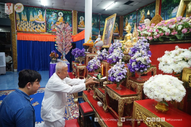 ผู้แทนคณะศรัทธาวัดร่องธารถวายพระพุทธ