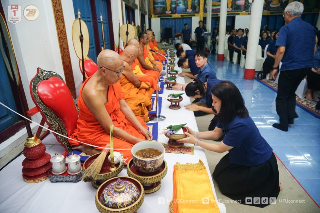คณะผู้บริหาร ถวายไทยธรรมแด่พระสงฆ์