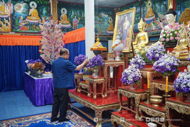 ศาสตราจารย์พิเศษ ดร.วันชัย ศิริชนะ นายกสภามหาวิทยาลัยแม่ฟ้าหลวง ประธานในพิธีถวายความเคารพพระฉายาลักษณ์ลักษณ์สมเด็จพระกนิษฐาธิราชเจ้า กรมสมเด็จเทพรัตนราชสุดาฯ สยามบรมราชกุมารี เปิดกรวยกระทงดอกไม้ธูปเทียนแพหน้าพระฉายาลักษณ์