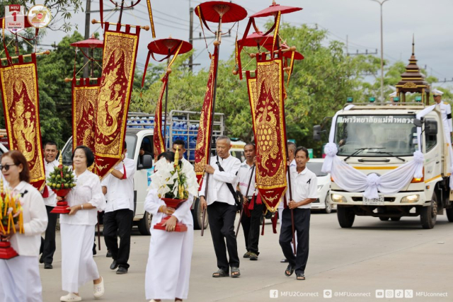 เคลื่อนขบวนแห่ผ้าพระกฐินพระราชทาน ไปยังวัดร่องธาร