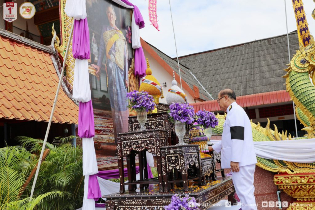 ศาสตราจารย์พิเศษ ดร.วันชัย ศิริชนะ นายกสภามหาวิทยาลัยแม่ฟ้าหลวง ประธานในพิธีถวายความเคารพพระฉายาลักษณ์สมเด็จพระกนิษฐาธิราชเจ้า กรมสมเด็จเทพรัตนราชสุดาฯ สยามบรมราชกุมารี/เปิดกรวยกระทงดอกไม้ธูปเทียนแพ ถวายความเคารพ