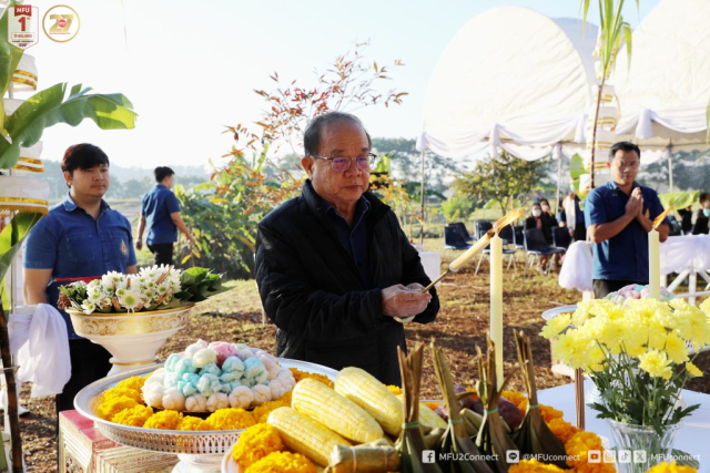 ศาสตราจารย์พิเศษ ดร.วันชัย ศิริชนะ นายกสภามหาวิทยาลัยแม่ฟ้าหลวง ประธานในพิธีจุดธูปเทียนเครื่องบวงสรวง