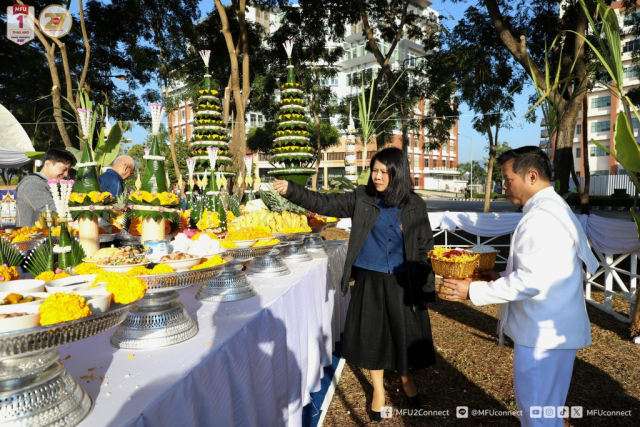 ผู้ช่วยศาสตราจารย์มัชฌิมา นราดิศร อธิการบดีมหาวิทยาลัยแม่ฟ้าหลวงโปรยข้าวตอก ดอกไม้
