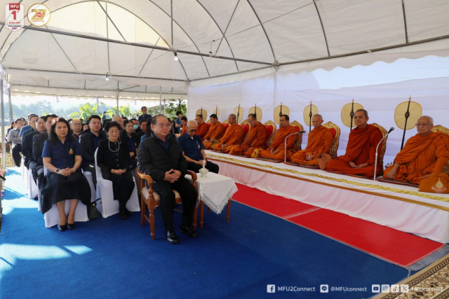 นายกสภามหาวิทยาลัยแม่ฟ้าหลวง อธิการบดี ผู้บริหาร พนักงาน และนักศึกษา พร้อมกัน ณ สถานที่จัดพิธีวางศิลาฤกษ์พระพุทธรูปประจำศูนย์การแพทย์ มหาวิทยาลัยแม่ฟ้าหลวง