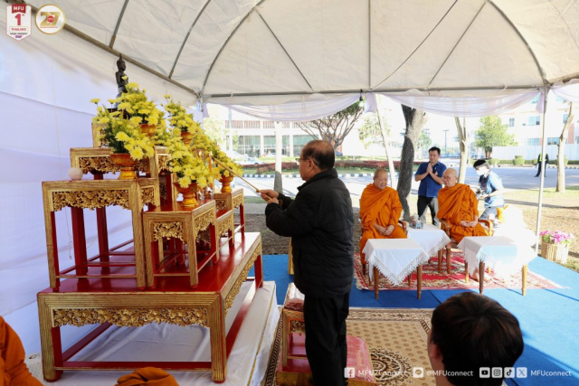 ศาสตราจารย์พิเศษ ดร.วันชัย ศิริชนะ นายกสภามหาวิทยาลัยแม่ฟ้าหลวง ประธานในพิธีจุดธูปเทียนบูชาพระรัตนตรัย