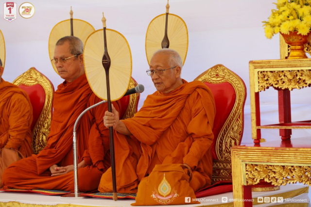 ประธานสงฆ์ให้ศีล